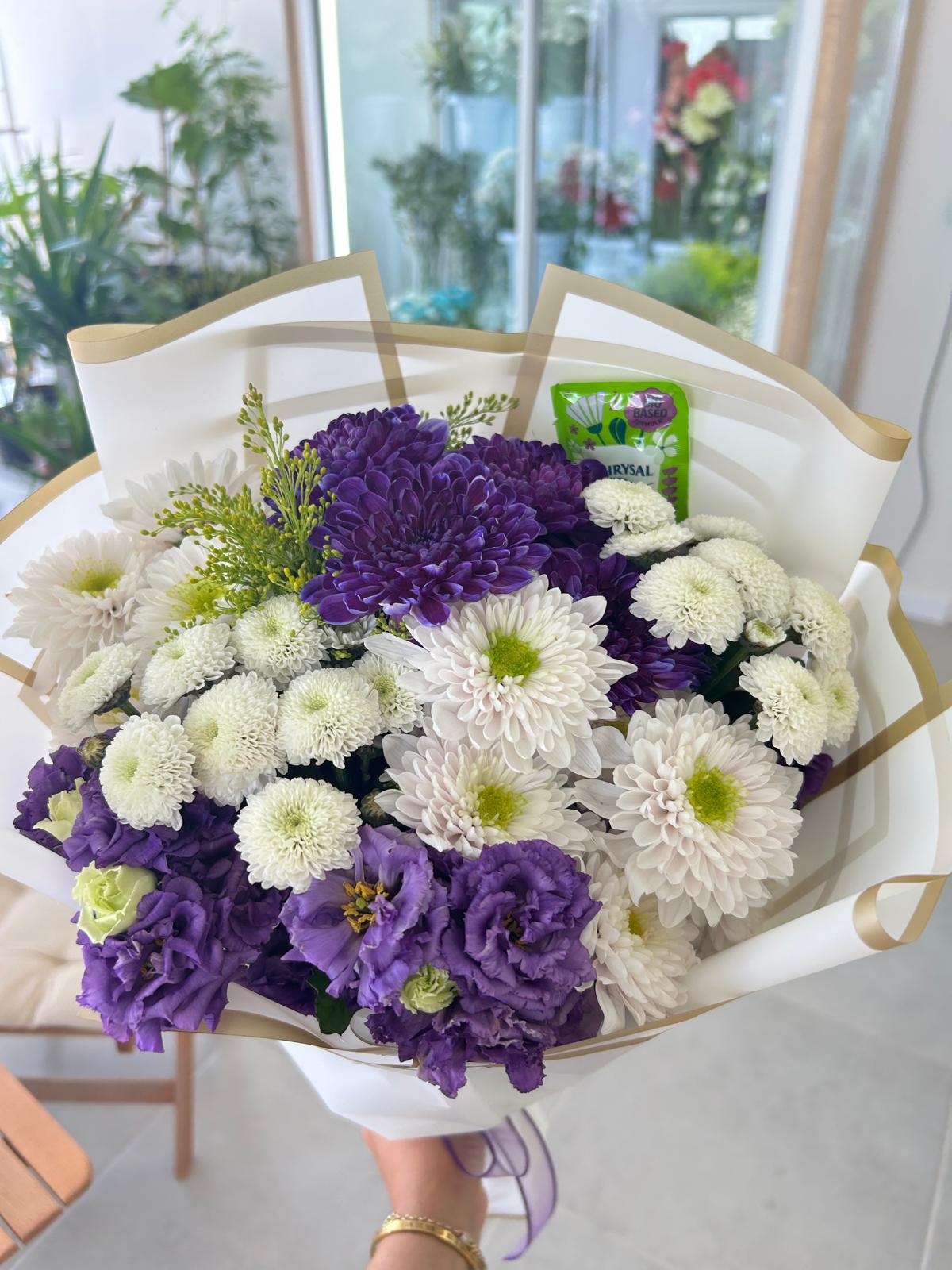 Lisianthus ve krizantem mevsim buketi